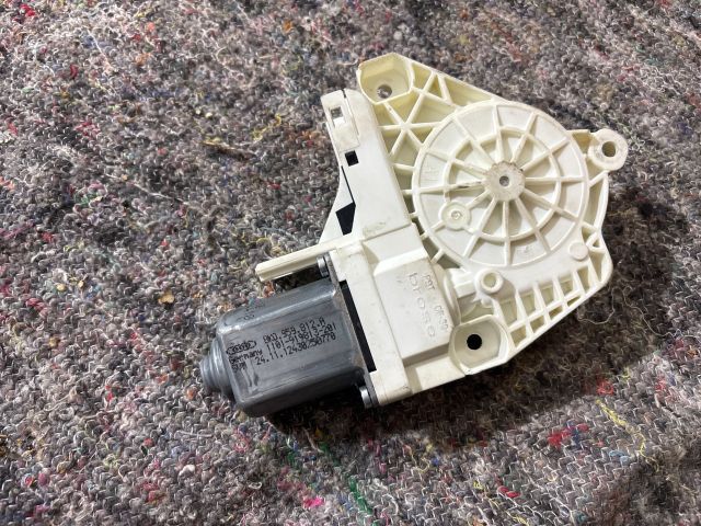 bontott VW TOUAREG Jobb hátsó Ablakemelő Motor