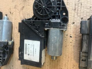 bontott VW TOUAREG Jobb hátsó Ablakemelő Motor
