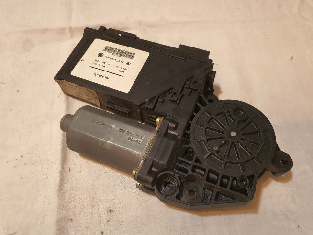 bontott VW TOUAREG Jobb hátsó Ablakemelő Motor