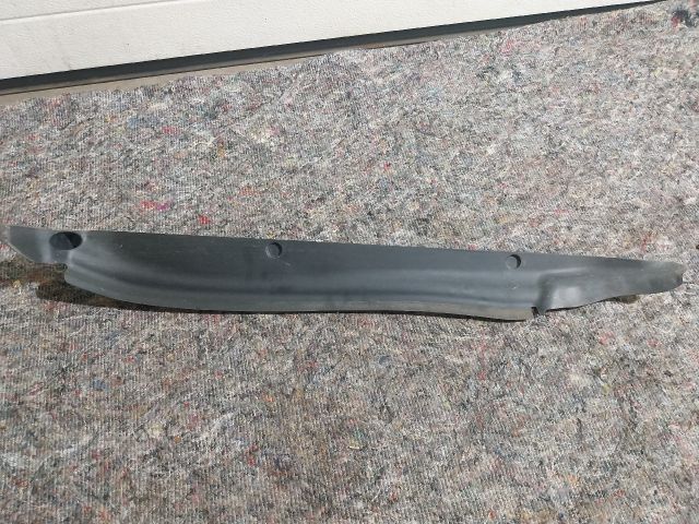 bontott VW TOUAREG Jobb hátsó Sárvédő Gumi