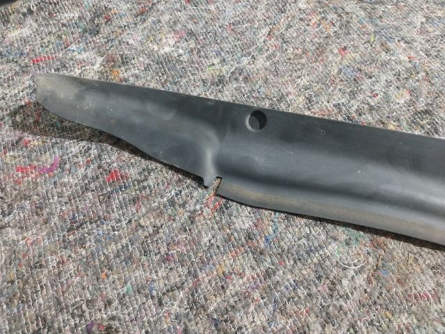 bontott VW TOUAREG Jobb hátsó Sárvédő Gumi