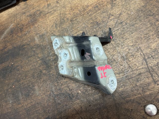 bontott VW TOUAREG Jobb Sárvédő Oldaltartó