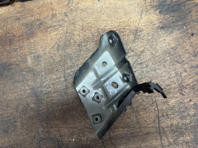 bontott VW TOUAREG Jobb Sárvédő Oldaltartó