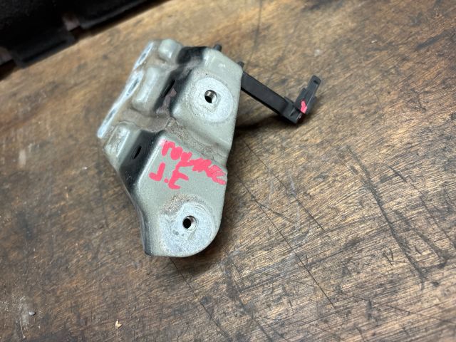 bontott VW TOUAREG Jobb Sárvédő Oldaltartó