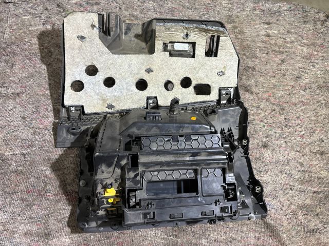 bontott VW TOUAREG Kesztyűtartó