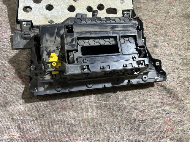 bontott VW TOUAREG Kesztyűtartó