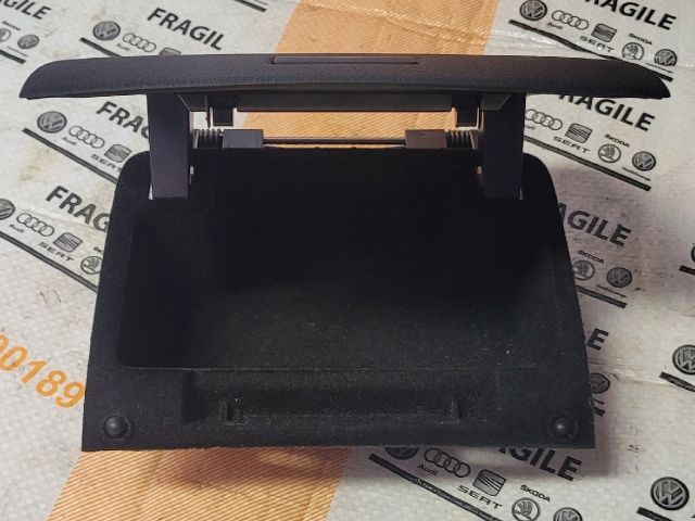 bontott VW TOUAREG Kesztyűtartó