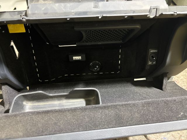 bontott VW TOUAREG Kesztyűtartó