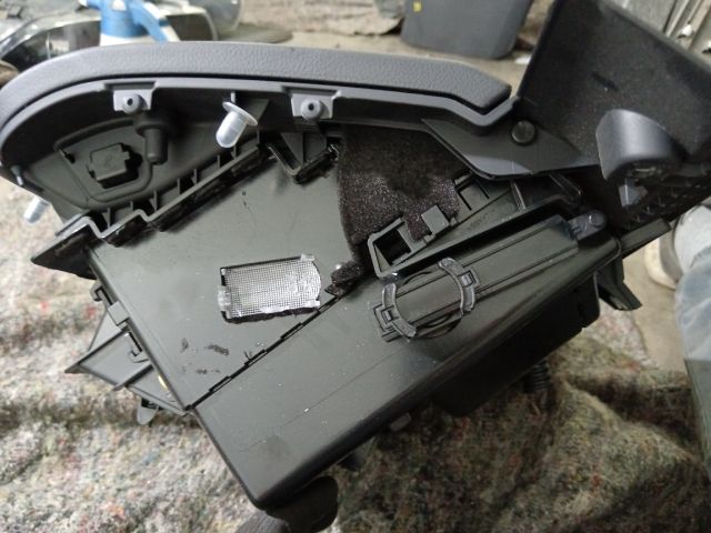 bontott VW TOUAREG Kesztyűtartó