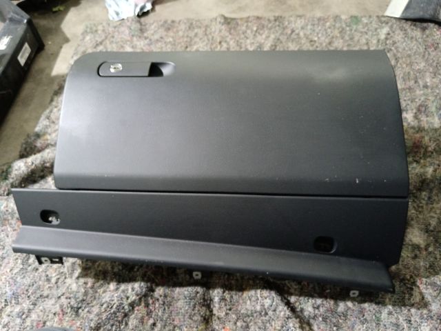 bontott VW TOUAREG Kesztyűtartó