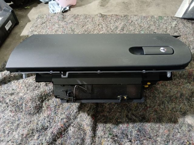 bontott VW TOUAREG Kesztyűtartó