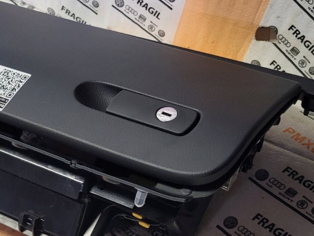 bontott VW TOUAREG Kesztyűtartó