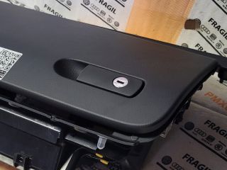 bontott VW TOUAREG Kesztyűtartó