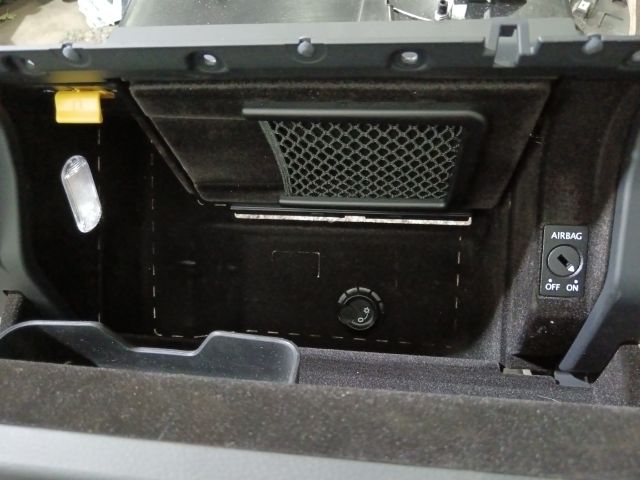 bontott VW TOUAREG Kesztyűtartó