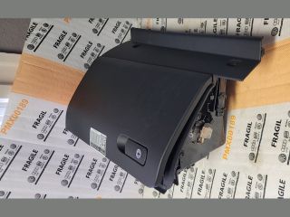 bontott VW TOUAREG Kesztyűtartó