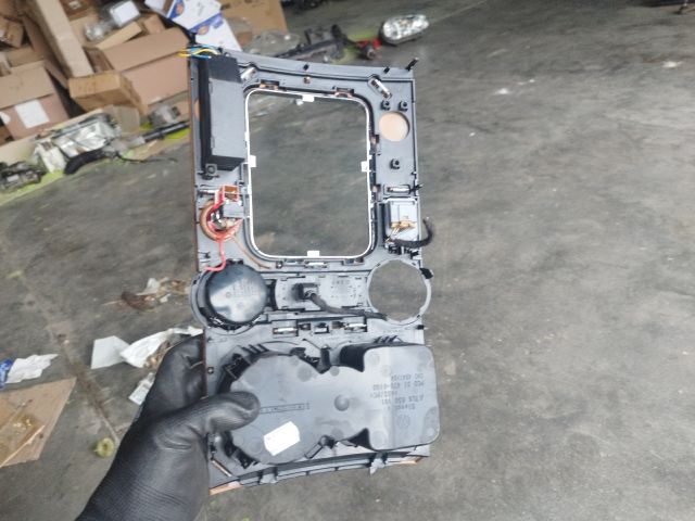 bontott VW TOUAREG Középkonzol Keret