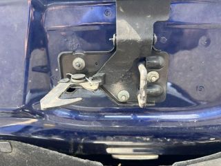 bontott VW TOUAREG Motorháztető Biztonsági Kampó