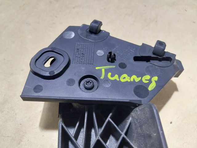 bontott VW TOUAREG Motorháztető Nyitó Kar / Gomb