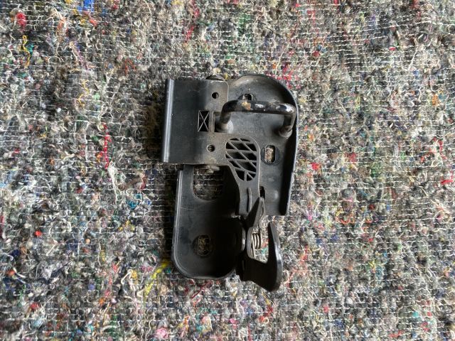 bontott VW TOUAREG Motorháztető Zárszerkezet