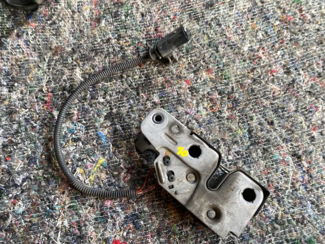 bontott VW TOUAREG Motorháztető Zárszerkezet