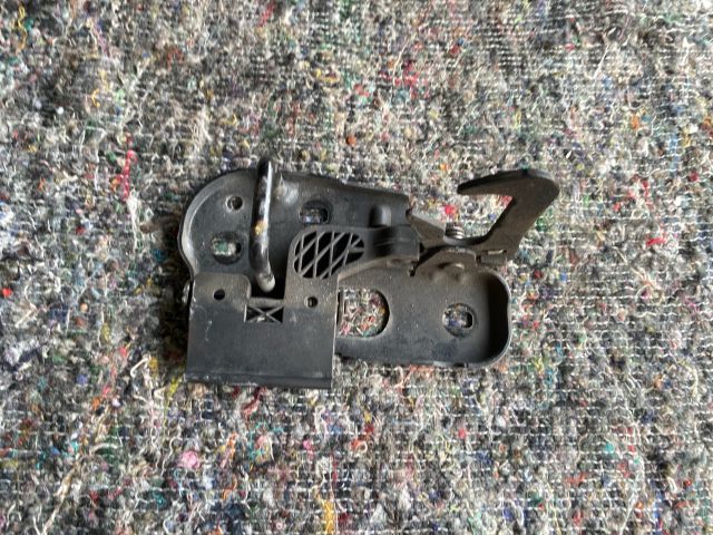 bontott VW TOUAREG Motorháztető Zárszerkezet