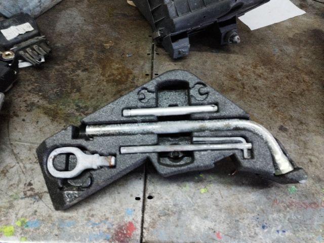 bontott VW TOUAREG Pótkerék Szerszámtartó