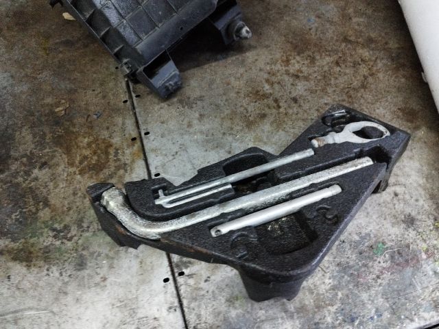 bontott VW TOUAREG Pótkerék Szerszámtartó