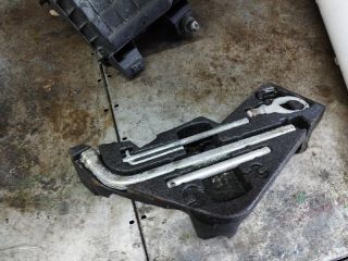 bontott VW TOUAREG Pótkerék Szerszámtartó