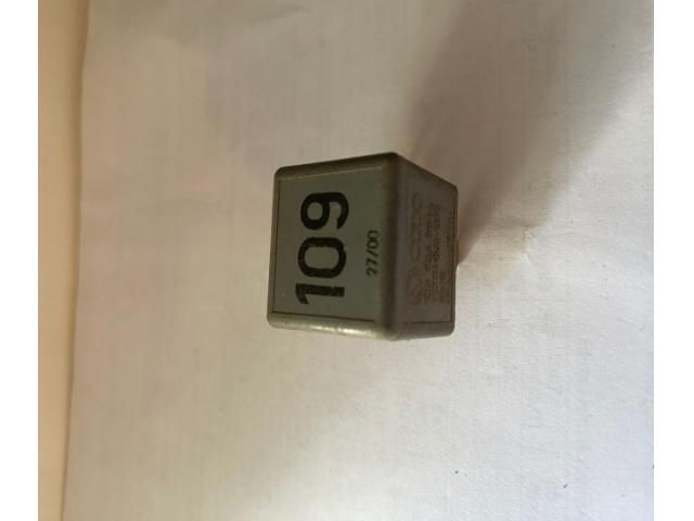 bontott VW TOUAREG Relé