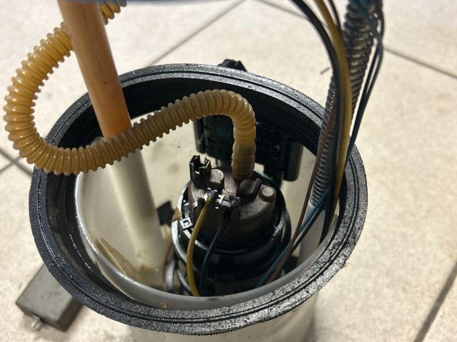 bontott VW TOURAN Üzemanyag Szivattyú