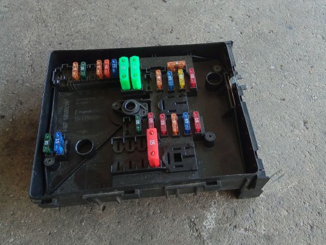 bontott VW TOURAN Biztosítéktábla Motortér