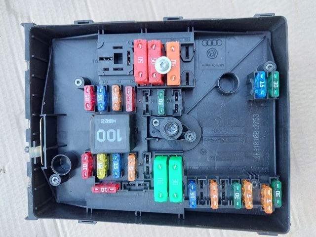 bontott VW TOURAN Biztosítéktábla Motortér