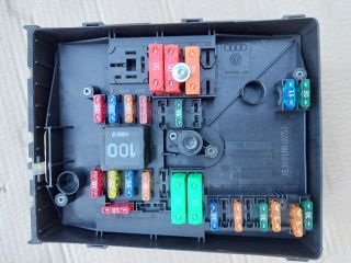 bontott VW TOURAN Biztosítéktábla Motortér