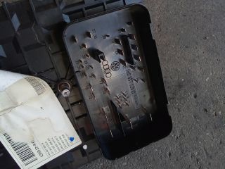 bontott VW TOURAN Biztosítéktábla Motortér