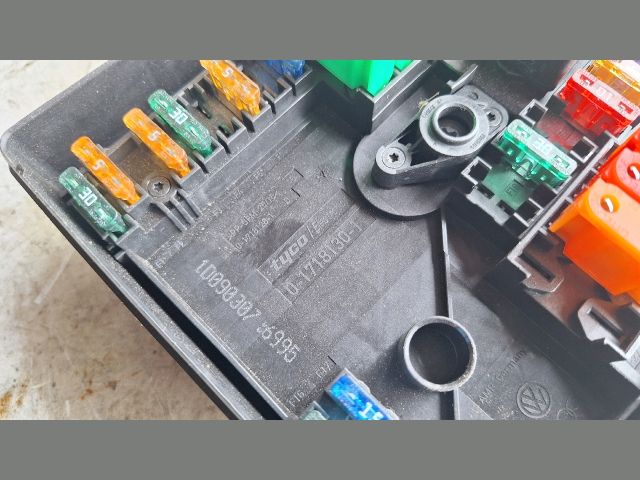 bontott VW TOURAN Biztosítéktábla Motortér