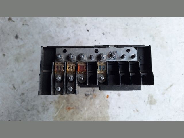 bontott VW TOURAN Biztosítéktábla Motortér