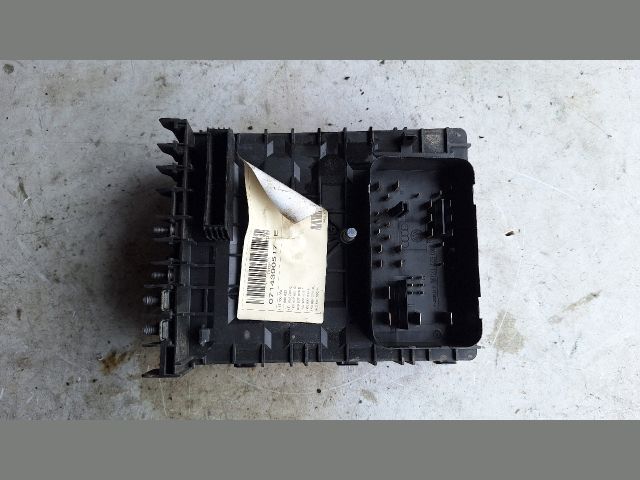 bontott VW TOURAN Biztosítéktábla Motortér