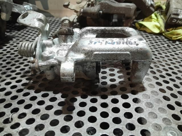 bontott VW TOURAN Bal hátsó Féknyereg Munkahengerrel