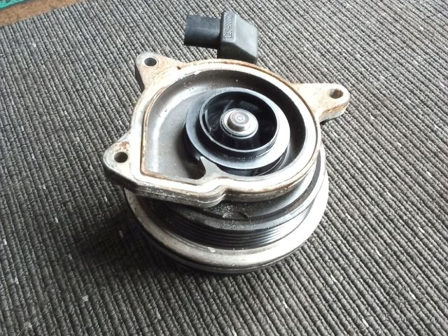 bontott VW TOURAN Vízpumpa