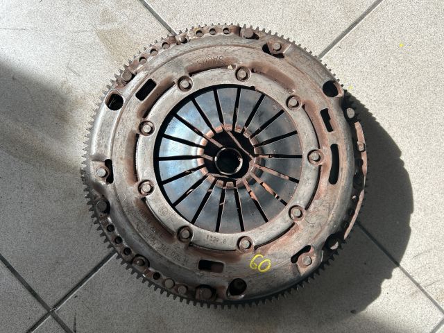 bontott VW TOURAN Kuplung Szett Lendkerékkel