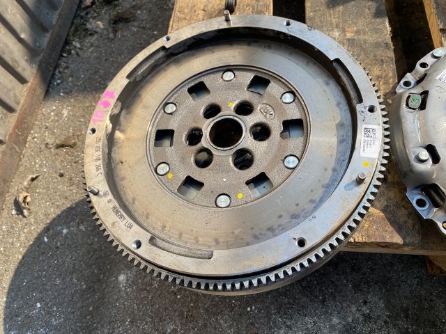 bontott VW TOURAN Kuplung Szett Lendkerékkel