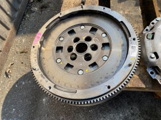 bontott VW TOURAN Kuplung Szett Lendkerékkel