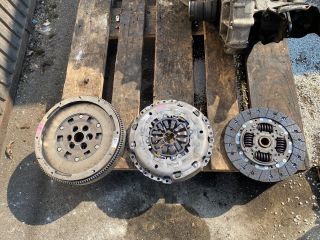 bontott VW TOURAN Kuplung Szett Lendkerékkel