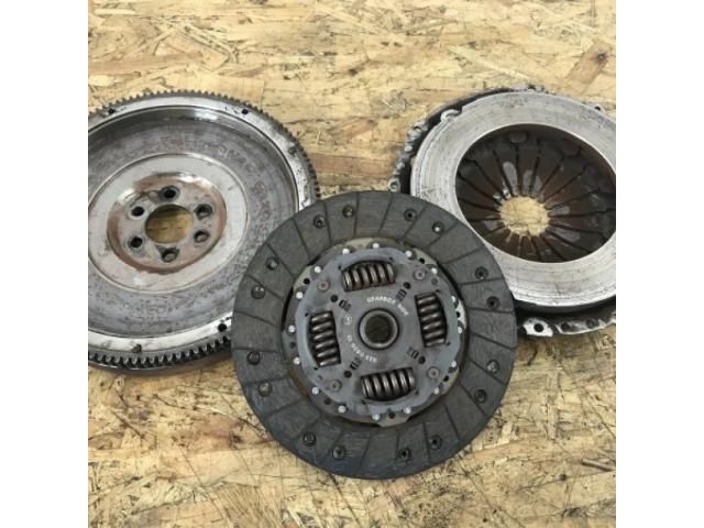 bontott VW TOURAN Kuplung Szett Lendkerékkel