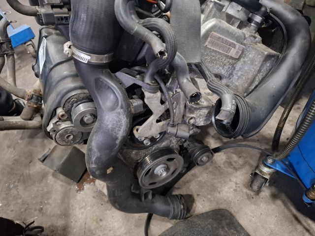 bontott VW TOURAN Motor (Fűzött blokk hengerfejjel)