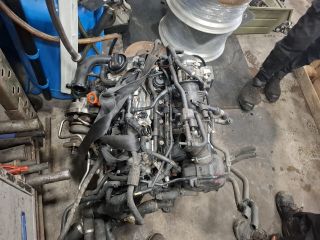 bontott VW TOURAN Motor (Fűzött blokk hengerfejjel)