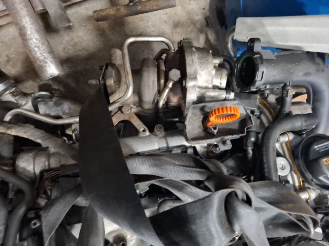 bontott VW TOURAN Motor (Fűzött blokk hengerfejjel)