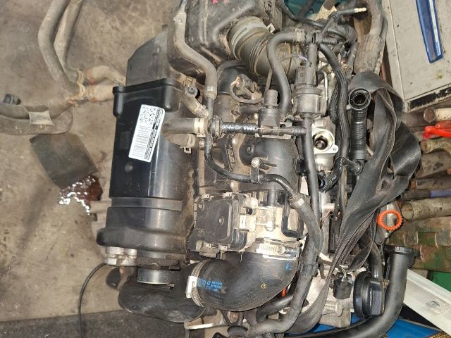 bontott VW TOURAN Motor (Fűzött blokk hengerfejjel)