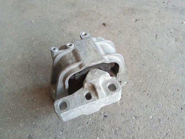 bontott VW TOURAN Motor Tartó Bak Bal