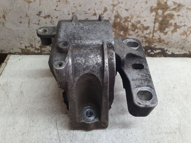 bontott VW TOURAN Motor Tartó Bak (Fém)